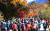 지난해 10월 25일, 절정기에 달한 가을 단풍을 보려고 몰려든 관광객들로 설악산 소공원이 붐비고 있다.   연합뉴스