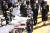 문재인 대통령과 김정숙 여사가 한미 유해 상호 인수식에서 국기 관포 교체를 지켜보고 있다. 사진 뉴시스