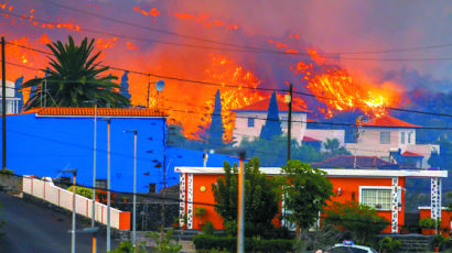 [사진] 스페인 라팔마 화산 폭발 … 용암 350m 치솟아 190채 덮쳤다