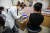 이달 초 서울 영등포구 대림동 영등포보건소 분소에서 인근 지역에서 거주 중인 중국인이 얀센사의 코로나19 백신을 접종을 받고 있다. 연합뉴스