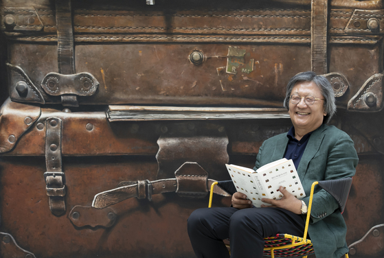박은관 시몬느 회장이 경기도 의왕시 본사에 설치된 가방을 형상화한 작품 앞에서 인터뷰 하고 있다. 임현동 기자