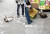 서울 종로구 동묘시장에서 두 남성이 고양이를 쇠막대로 누르고(오른쪽) 목에 줄을 걸어 상자에 넣고 있다. [동물권행동 카라]