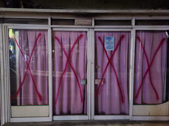 지난 6월 1일 자진 폐쇄된 수원역 집창촌 성매매업소들. 최모란 기자 