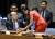 2017년 8월 유엔 안보리 회의에서 대북 제재 결의 채택 전 니키 헤일리 유엔 주재 미국대사(오른쪽)와 류제이 중국대사(왼쪽)가 이야기를 나누고 있다.  EPA=연합뉴스