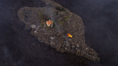 시뻘건 불기둥 용암도 피해갔다···멀쩡한 주황색 집의 정체
