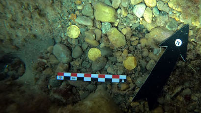 해저쓰레기 줍던 다이버들, 1500년전 로마 금화 무더기 발견