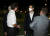 25일(현지시간) 캐나다 앨버타주의 캘거리 국제공항으로 귀국한 마이클 코브릭(가운데)이 쥐스탱 트뤼도(왼쪽 두번째) 총리와 이야기하고 있다. [로이터=연합뉴스]