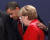 버락 오바마 당시 대통령이 2009년 G20 정상회의장에서 메르켈 총리와 만나 어깨에 손을 올리며 자리를 이동하고 있다. [EPA=연합뉴스]