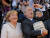2006년 7월 조지 W. 부시 당시 미국 대통령이 독일을 방문할 당시의 모습. 슈트랄준트 시장 광장에서 청어통을 들고 앙겔라 메르켈 총리 옆에서 포즈를 취하고 있다. [EPA=연합뉴스]