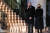 미국에서 코로나19 사망자가 50만 명을 넘어선 지난 2월 22일 조 바이든 대통령과 질 바이든 여사가 백악관에서 열린 추모 촛불행사에서 묵념을 하고 있다. [로이터=연합뉴스] 