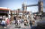 영국 런던 시민들이 지난 7일 타워브리지 인근 템스강변에서 햇살을 즐기고 있다. 로이터통신=연합뉴스