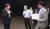 이낙연(왼쪽부터), 이재명, 박용진 더불어민주당 대선 경선 후보가 28일 오후 서울 양천구 목동 SBS에서 열린 TV 토론회를 앞두고 대화를 나누고 있다. 뉴스1