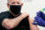 조 바이든 미국 대통령이 당선자 신분이던 2021년 1월 11일 미국 델라웨어주의 크리스티아나 병원에서 두 번째 코로나바이러스 백신 접종을 받고 있다. [로이터]