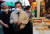 더불어민주당 대선주자인 이낙연 전 대표가 27일 오후 부산 동래시장에서 어묵을 구매하고 있다. 이 전 대표는 이날 위드코로나 전환 촉구를 위한 자영업자들과 간담회를 가졌다. 연합뉴스