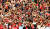 런던 에미레이츠 스타디움에서 토트넘과 아스널전을 지켜보는 축구팬들. [로이터=연합뉴스]