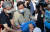 더불어민주당 대선주자인 이낙연 전 대표가 27일 오후 부산 동래시장을 방문해 손팻말에 사인하고 있다. 연합뉴스