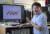 김재완 교수가 지난 3일 연구실에서 양자물리학을 설명하기 위해 컴퓨터를 켰다. 전통놀이인 윷놀이에 빗대 비트를 설명했다. 임현동 기자