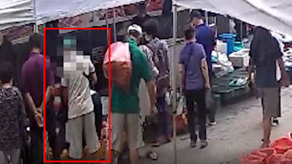 여성만 노린 못된손 딱걸렸다···시장 뒤집은 '3초 소매치기범' [영상]