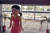 넷플릭스가 오리지널 '오징어게임' 홍보를 위해 필리핀 마닐라 케손시티의 한 쇼핑몰 횡단보도에 설치한 술래인형. 사람이 멈춰야 하는 빨간불엔 돌아서서 '레이저'를 쏘아댄다. [사진 넷플릭스]