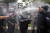 멕시코 여성들이 29일 멕시코시티에서 낙태 합밥화 요구 시위를 하던 중에 경찰에게 스프레이를 뿌리고 있다. 로이터=연합뉴스