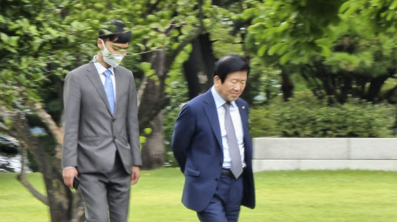 [이 시각] 박병석 국회의장, 언론중재법 여야 회동 앞두고 "머리 식히러 산책 갑니다"