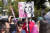 브리트니 스피어스의 팬들이 29일(현지시간) LA카운티 고등법원 밖에서 "브리트니를 자유롭게 해달라"는 시위를 벌이고 있다. [AP=연합뉴스]