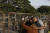 29일(현지시간) 에콰도르 과야킬 소재 교도소의 재소자 친척들이 교도소 밖에서 소식을 기다리고 있다. AP=연합뉴스