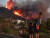 라 팔마 섬 주민들이 29일 비에하 화산의 폭발을 지켜보고 있다. EPA=연합뉴스