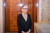아랍 첫 여성 총리인 나즐라 부덴 롬단(63) 튀니지 총리가 29일 튀니지 대통령실에서 카이스 사이에드 대통령과 만나기 전 포즈를 취하고 있다. 로이터=연합뉴스