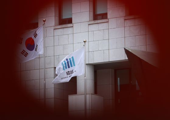 서울 서초구 대검찰청에서 검찰 깃발이 바람에 펄럭이고 있다.   연합뉴스