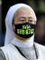 기후위기 관련 문구가 적힌 마스크를 쓴 수녀가 30일 2050 탄소중립위원회 종교위원 사퇴 기자회견을 지켜보고 있다. 뉴스1