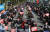 30일 오후 충북 청주시 흥덕구 SPC삼립 청주공장 앞에서 민주노총 공공운수노조가 결의대회를 열고 있다. 이날 집회에는 경찰 추산 1000여명이 참석했다. [뉴스1]