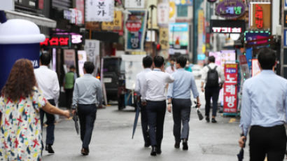 거리두기 2주 연장…6인 모임 유지, 결혼식은 일부 조정