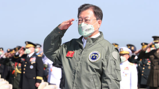 文의 국군의날…'북한' 표현 없이 "軍통수권자 책무는 평화"