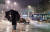 강한 비바람이 몰아친 1일 저녁 서울 홍제역 인근에서 시민이 우산을 쓴 채 길을 걷고 있다. 연합뉴스
