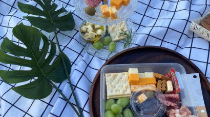 [민지리뷰] 가을 분위기 돋우는 와인 한 잔과 치즈 플래터