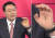 국민의힘 대선 주자인 윤석열 전 검찰총장이 지난 1일 TV토론회 당시 손바닥 한가운데에 ‘왕(王)’자를 그려놓은 장면이 카메라에 포착됐다. MBN 유튜브 캡처