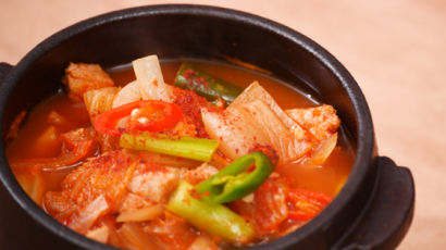 [쿠킹]칼칼한 돼지고기 김치찌개, 고기 냄새 잡고 깊은 맛 내려면