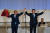 지난달 29일 자민당 총재 선거가 끝난 후 당선자인 기시다 후미오 신임 총재(오른쪽)와 스가 요시히데 총리가 두 손을 들고 인사를 하고 있다. [신화=연합뉴스]