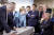 2018년 6월 캐나다 퀘벡에서 개최된 주요7개국(G7) 회의에서 앙겔라 메르켈 독일 총리(가운데 푸른 옷)가 도널드 트럼프 미국 대통령(오른쪽)에게 말하고 있다. [AP=연합뉴스]