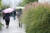 가을비가 내린 4일 서울 중구 서울로7017에서 우산을 쓴 시민들이 산책을 하고 있다. 연합뉴스