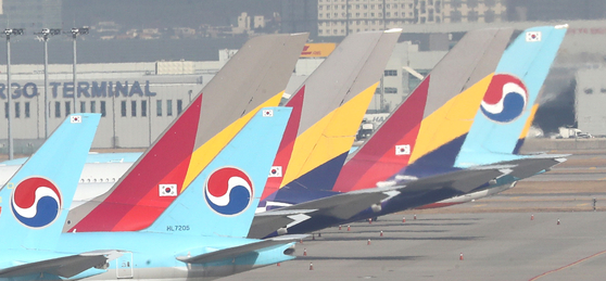 1월 14일 인천국제공항 주기장에 대한항공과 아시아나 여객기가 세워져 있다. 뉴스1