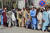 아프가니스탄 수도 카불 주민들이 현금을 인출하기 위해 은행 밖에서 기다리고 있다. [연합뉴스] 