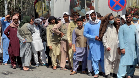 "굶어죽거나 탈레반에 죽거나"…최악 경제난 내몰린 아프간