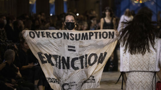 ‘과소비=멸종’ 루이비통 패션쇼에 난입한 기후변화 시위대