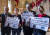 '이탈리아 형제의 당' 당원들이 시의 여당의 쓰레기 수거 정책에 대한 반대 피켓을 들고 있다. 왼쪽에서 두 번째가 라켈레 무솔리니다. ANSA/AFP=연합뉴스
