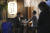  4일 일본 도쿄의 한 주점에서 손님들이 술을 마시고 있다. [AP=연합뉴스]