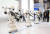  마스크를 쓴 관람객들이 지난 10일 베이징에서 개최된 '2021 세계로봇콘퍼런스'에서 춤추는 서비스용 로봇을 구경하고 있다. [사진출처=신화통신]