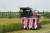  지난 18일, 상하이 자딩(嘉定)구 와이강(外岡)진의 무인 농장에서 무인 수확기 한 대가 벼를 수확하고 있다. [사진출처=신화통신]
