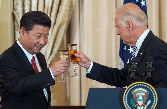 시진핑 중국 국가주석과 조 바이든 미국 대통령이 연내에 화상 정상회담을 개최하기로 했다. 사진은 2015년 백악관을 방문한 시 주석과 바이든 당시 부통령이 오찬하는 모습. AFP=연합뉴스